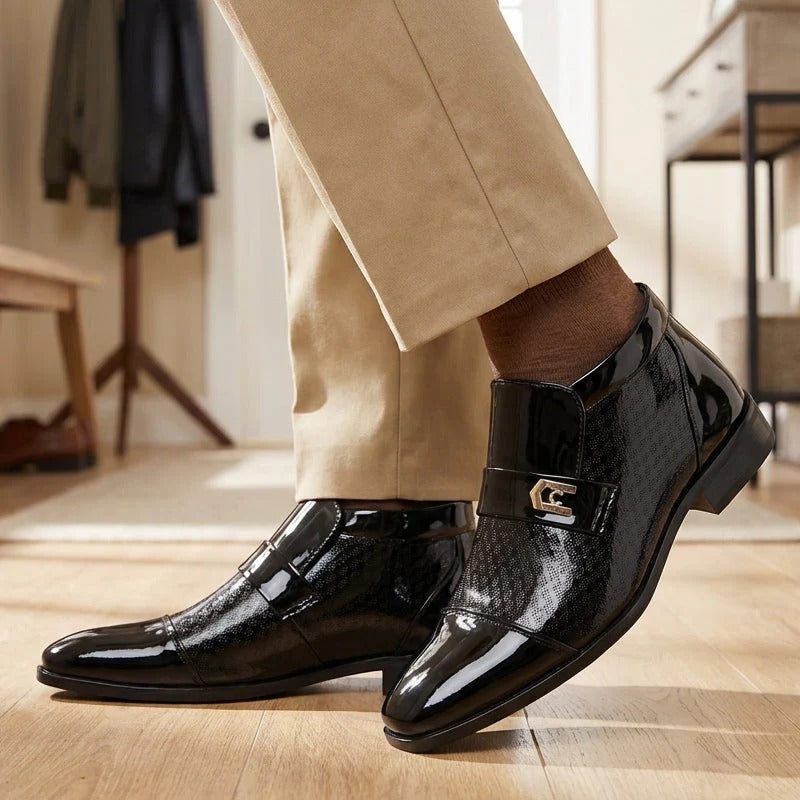 Zapatos elegantes y brillantes de piel sintética para hombre.