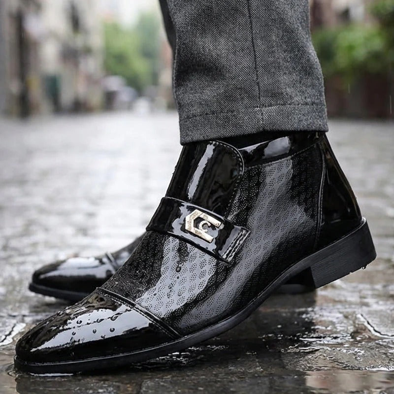 Zapatos elegantes y brillantes de piel sintética para hombre.