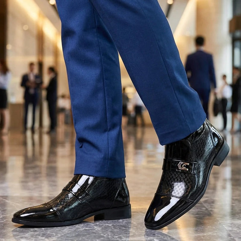 Zapatos elegantes y brillantes de piel sintética para hombre.
