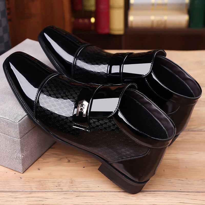 Zapatos elegantes y brillantes de piel sintética para hombre.