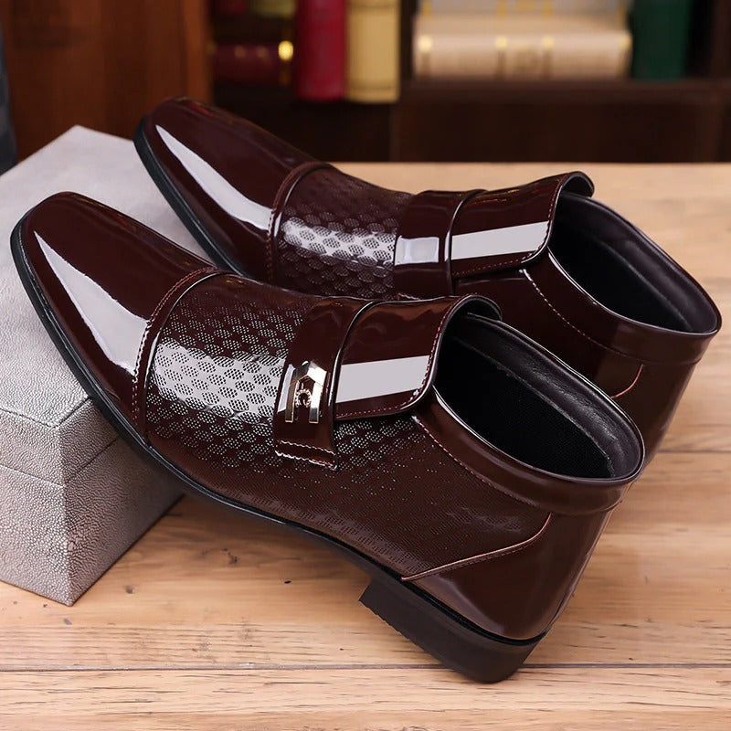 Zapatos elegantes y brillantes de piel sintética para hombre.