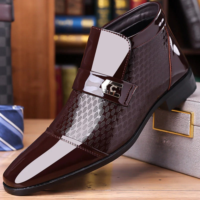 Zapatos elegantes y brillantes de piel sintética para hombre.