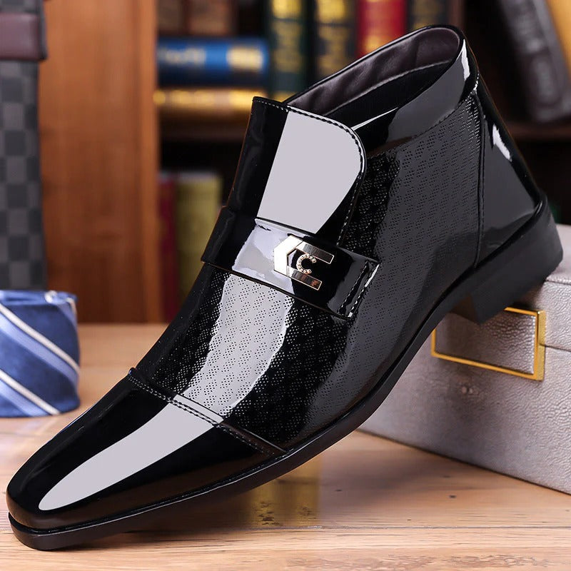 Zapatos elegantes y brillantes de piel sintética para hombre.